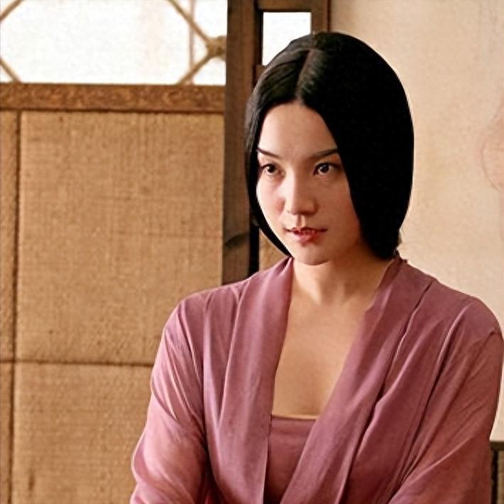 小宋佳：靠“吊带”上位，与已婚名导同居，42岁的她活的又酷又飒