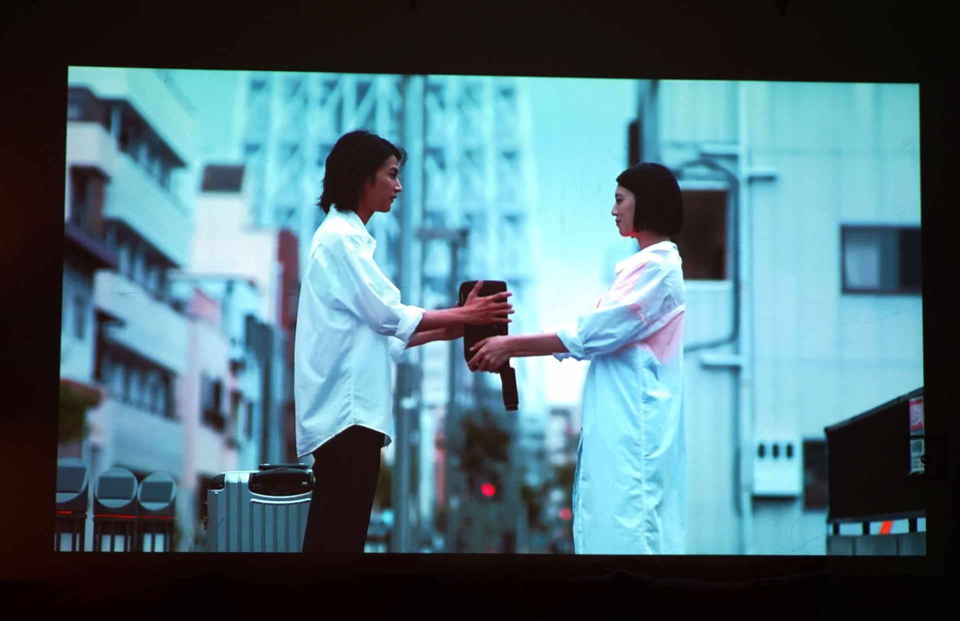 家里空间不够投影仪没法用，看看这台坚果O1S短焦投影仪