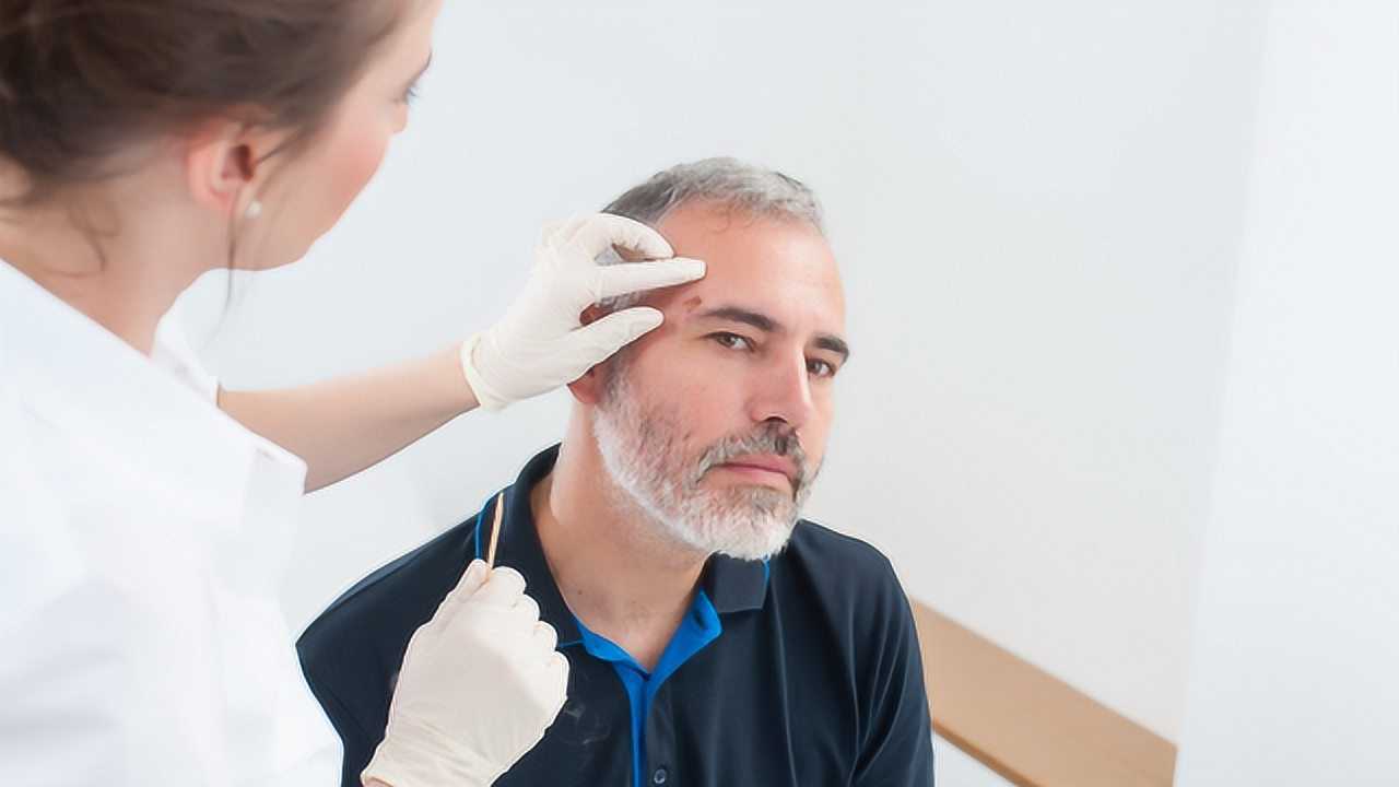 牙膏是老年斑克星还是帮凶,什么牙膏可以淡化老年斑