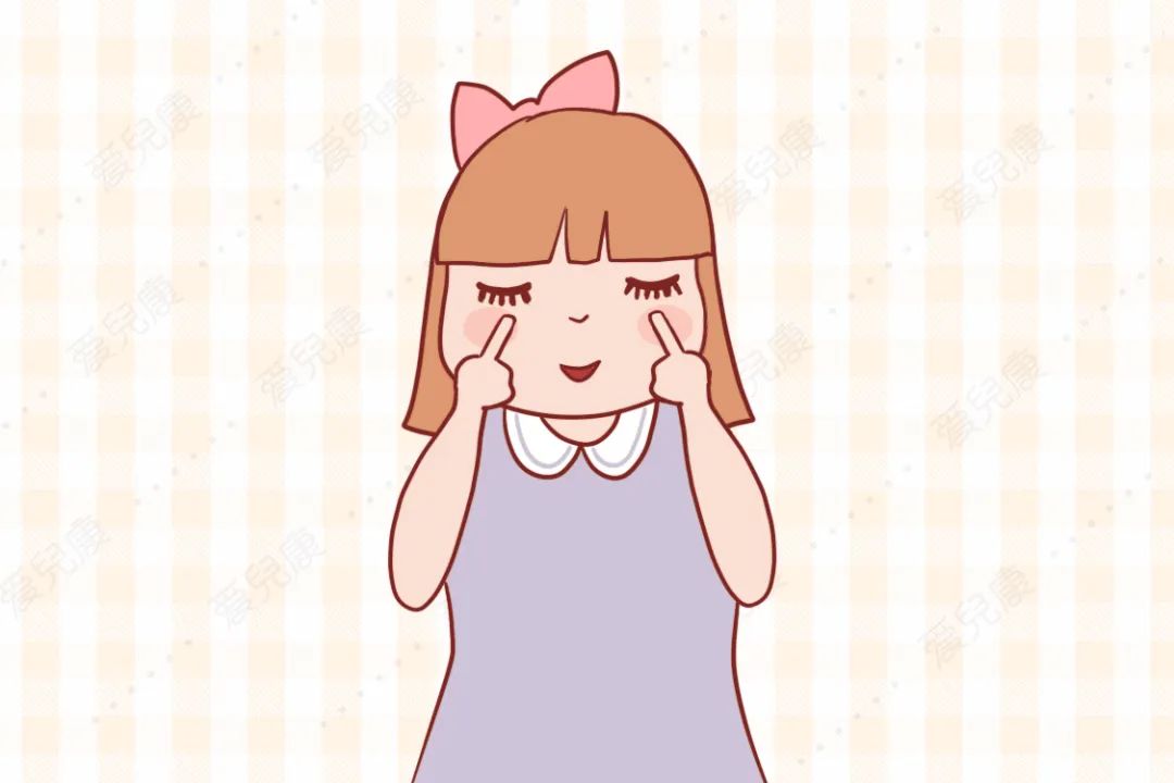 10岁女儿经常要求抱抱,十一岁女童渴望妈妈拥抱