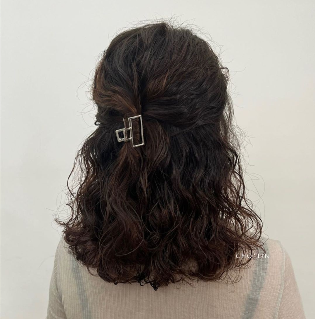 半披半扎卷发简单又好看,烫完羊毛卷发型怎么扎好看