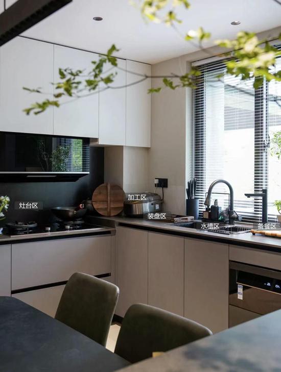 海归美女建筑师巧装89平小家电视柜里竟藏隐形门