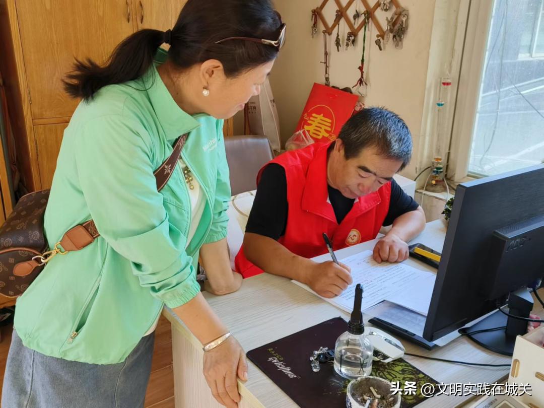 【文明实践在城关·在源头上消除安全隐患】高空坠物险伤居民社区调解化解矛盾