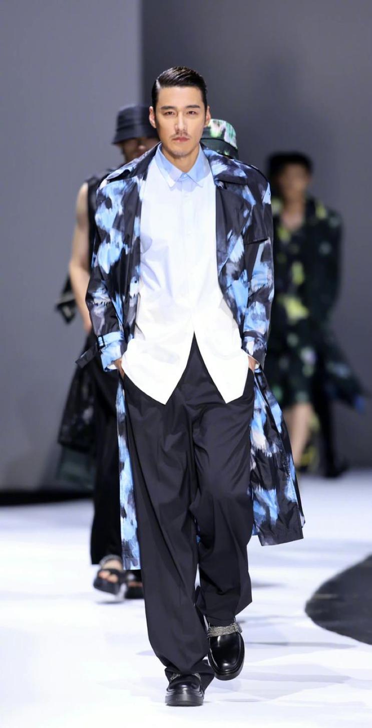 胡兵和瞿颖一起走秀,瞿颖为胡兵庆生