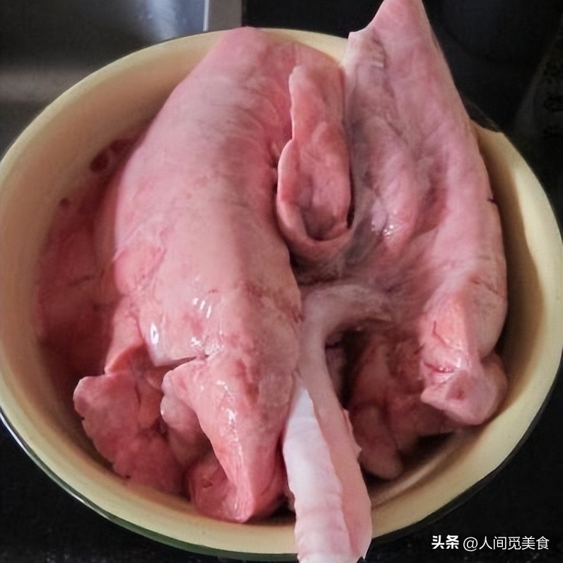 乡下奶奶寄来的菜，被孙媳妇直接扔垃圾桶了，网友：扔哪我去捡