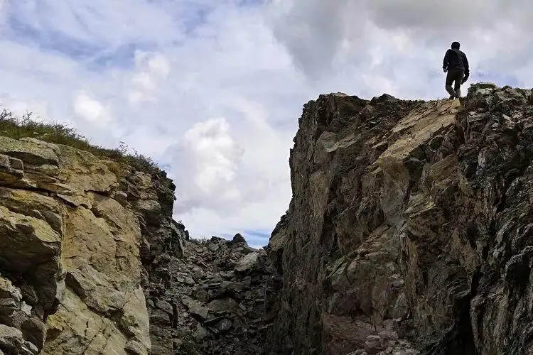 四川泸定地震是什么引起的,四川泸定地震带来的影响