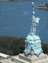 “老婆出差在宾馆给我发照片，桌子上那个是胶水吗？”哈哈哈哈