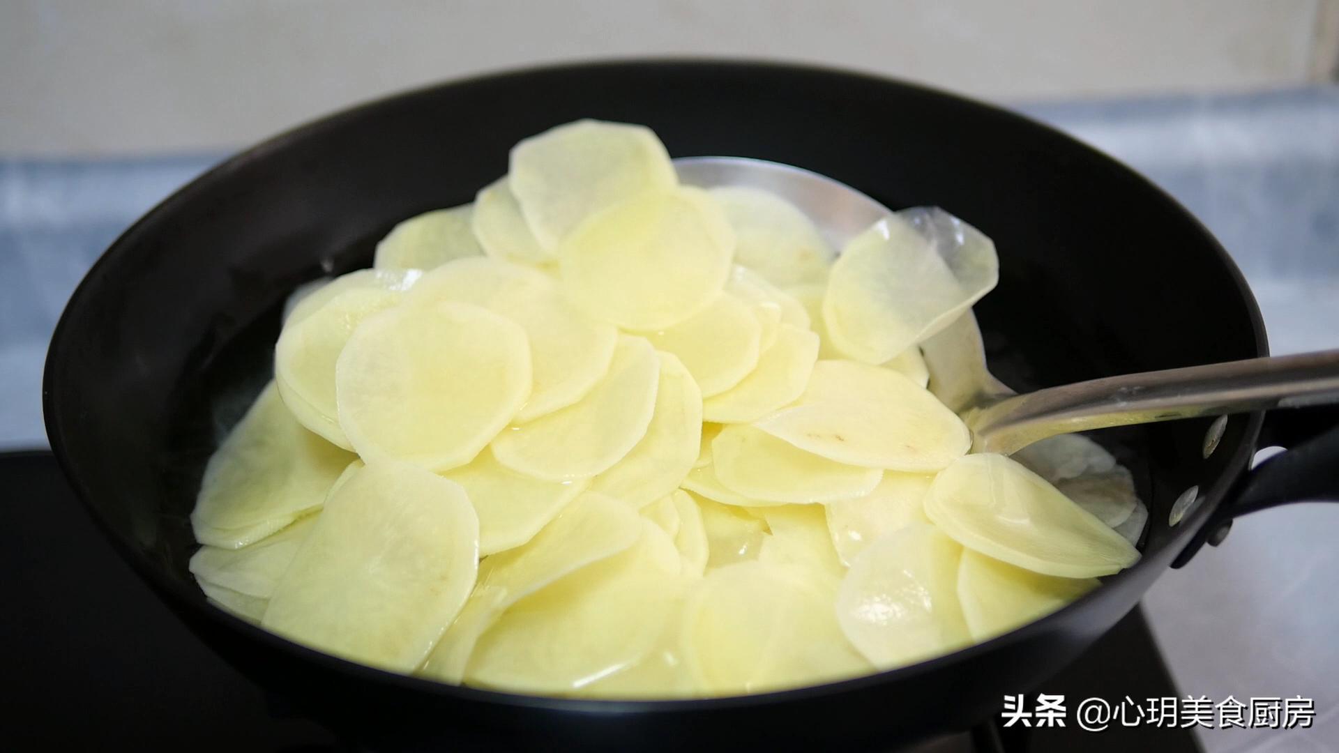 怎么用土豆炸薯片最简单的方法,在家用土豆就能做的炸薯片