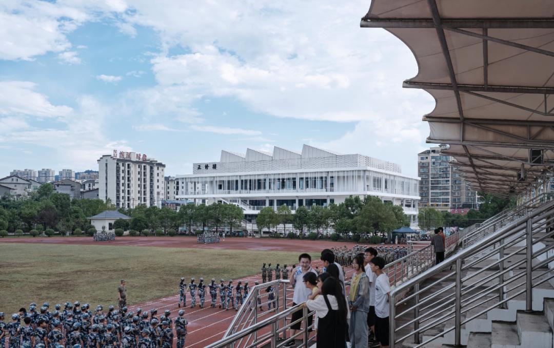 以靠建筑|交叠与转换:宜黄一中综合楼