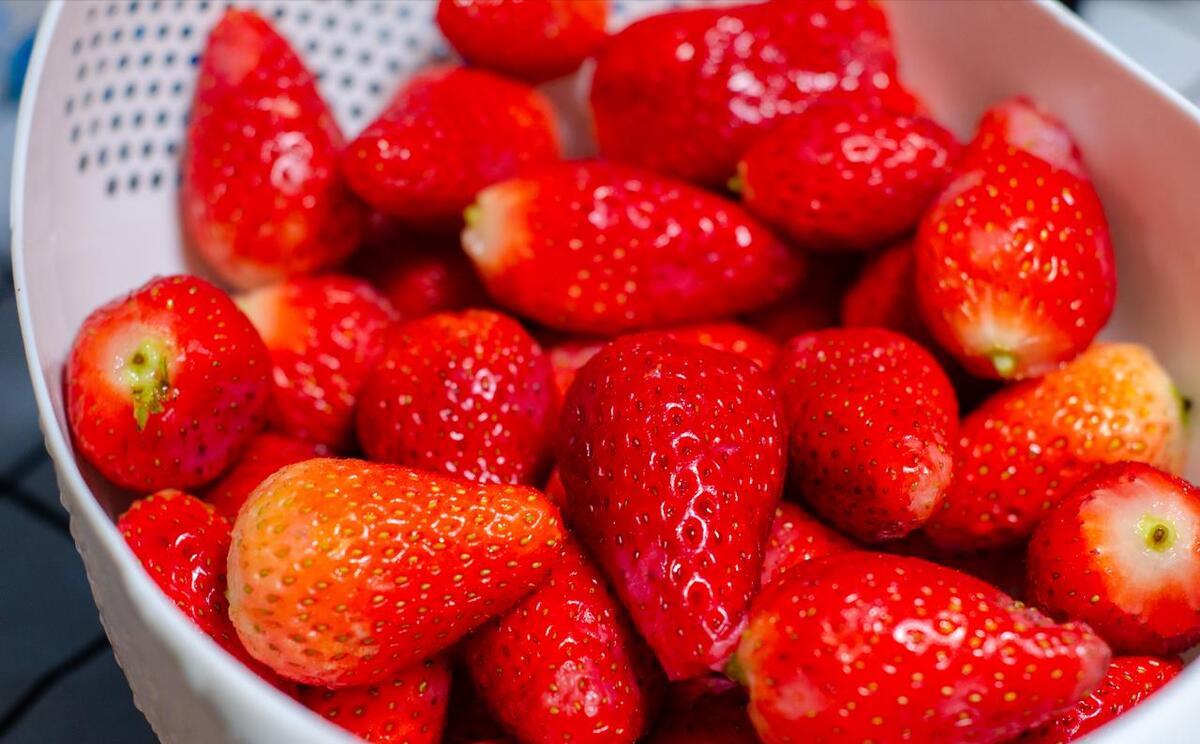 盐水洗草莓的正确方法,清水洗草莓和食用盐洗草莓对比