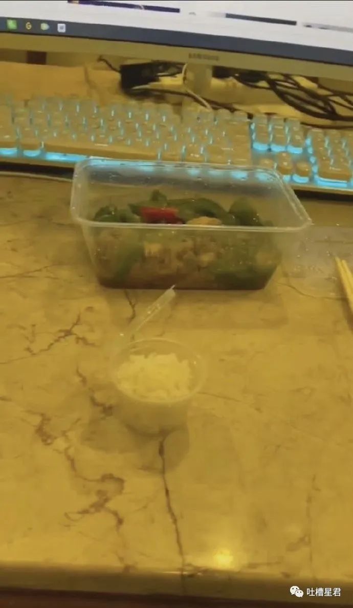 “3W4给女友买战损风上衣...”啊啊啊转身后当场裂开了!