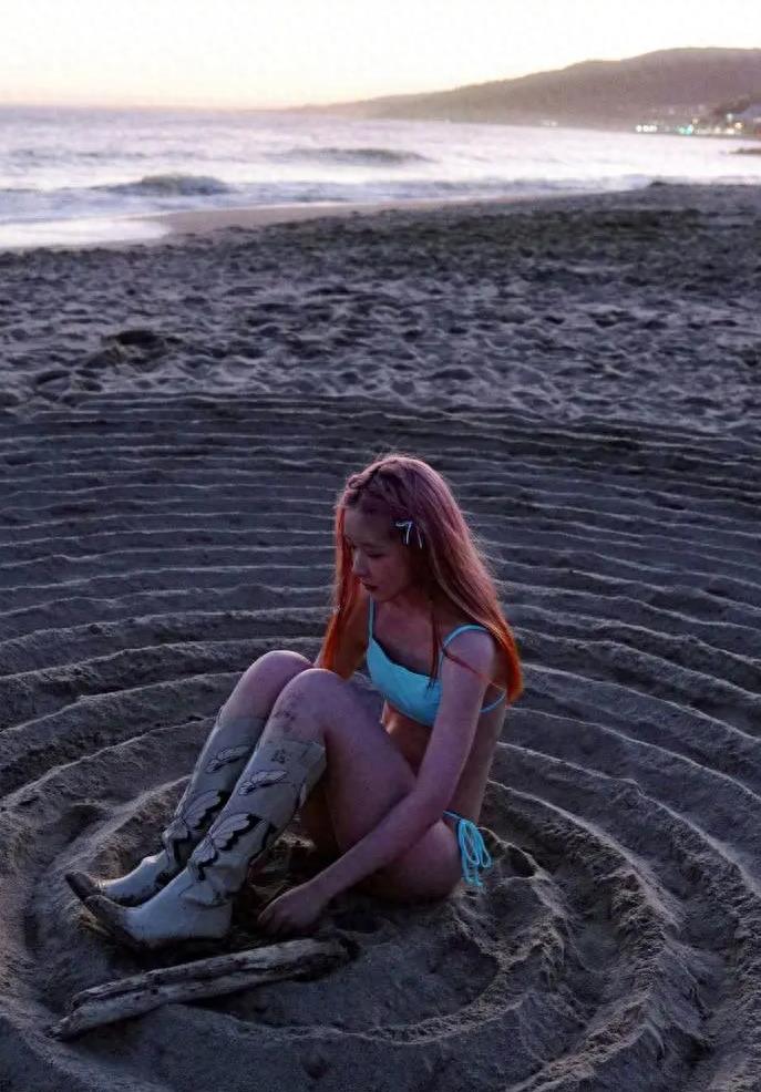 半露*裤内**和下胸？这些女明星派真是把“诱惑”推到了极限