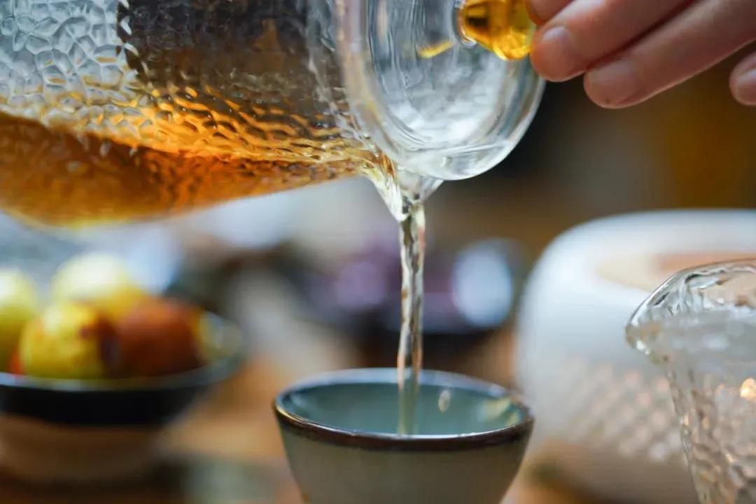 茶满欺人酒满敬人的由来,到底是茶满敬人还是酒满敬人