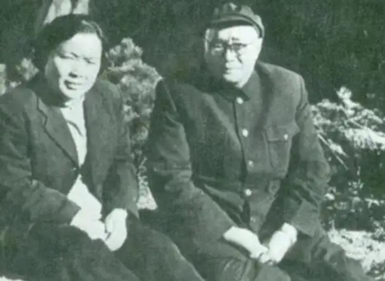 1970年的一个深夜,*世友许**找来肖永银:刘帅来南京了,你去接最好