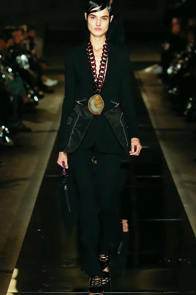 看完了Chanel富贵儿玳瑁，我默默放下了手中的皮质金链...