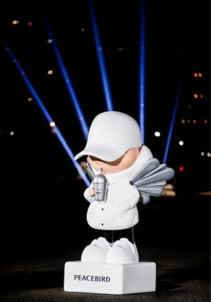 太平鸟镂空最新款,绒爱服饰