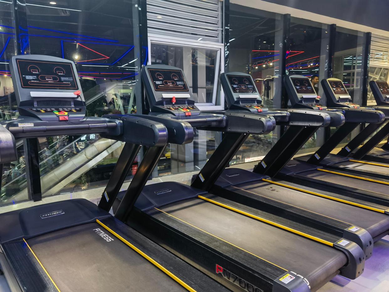 减肥的话去健身房要用到哪些器材,健身房减肥小白需要准备什么装备