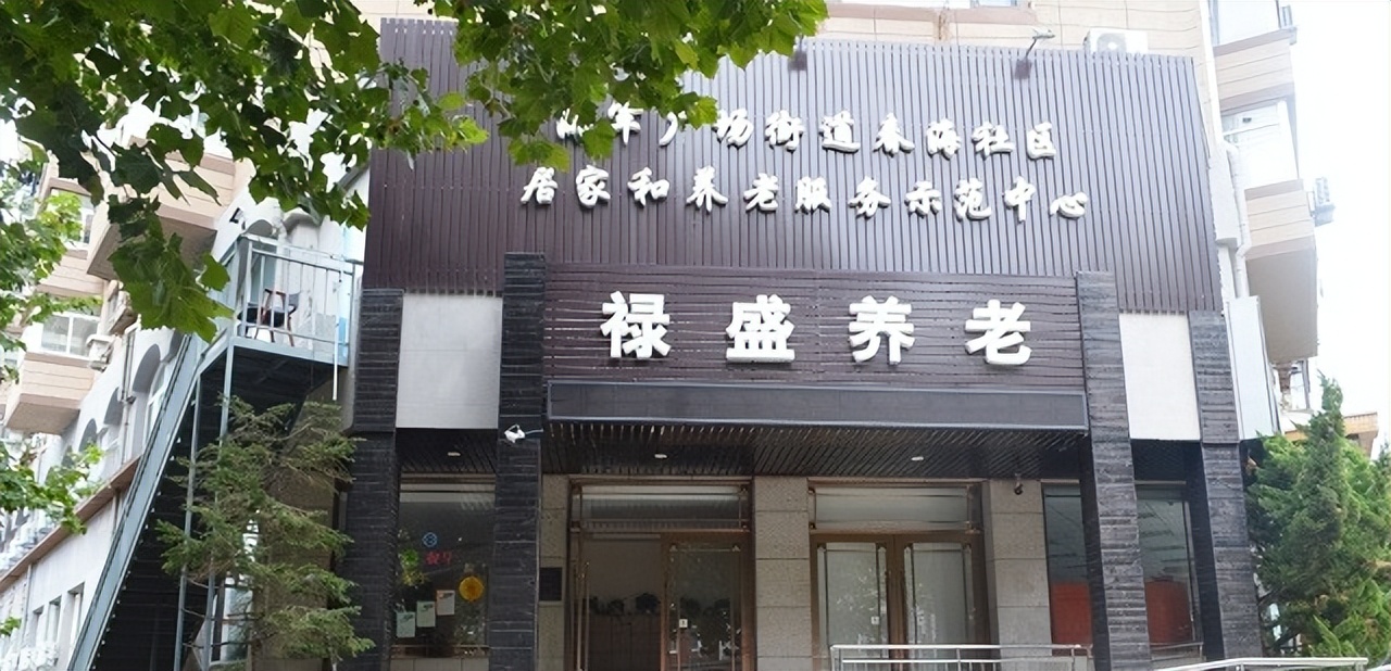 老兵被养老院护工打爆眼球,73岁老人被养老院护工打爆眼球