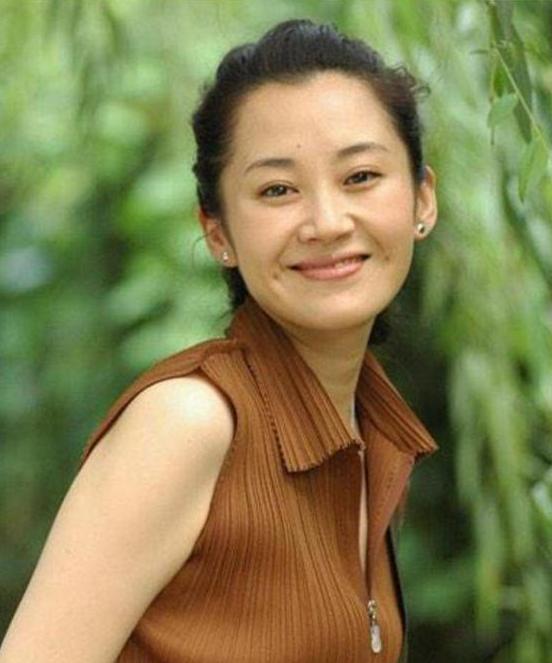 风情万种许晴现状,如今53岁的许晴身材和颜值