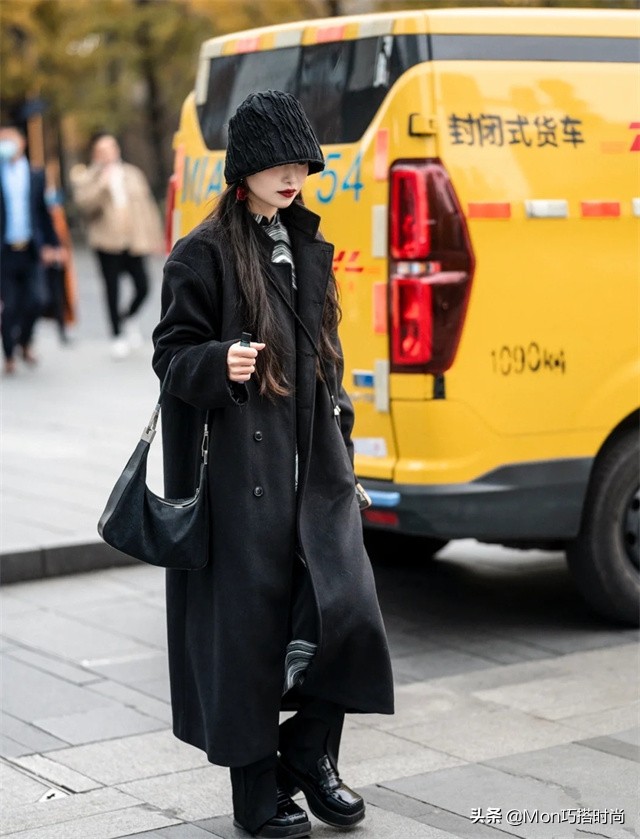 黑色贝雷帽子搭配什么颜色大衣,穿大衣适合的贝雷帽