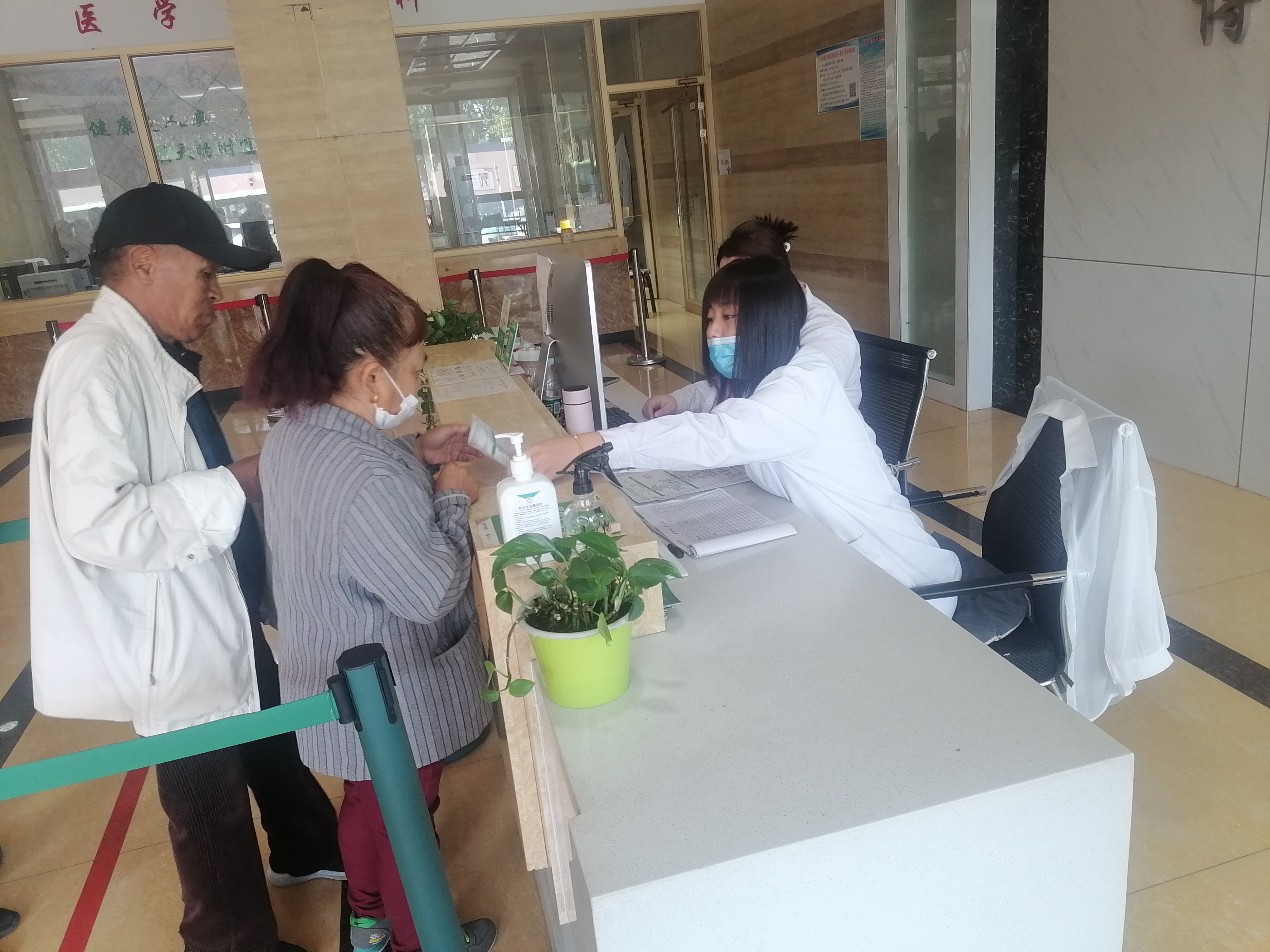 爱心义诊进乡村为民服务暖人心,爱心义诊为偏远乡村群众送健康