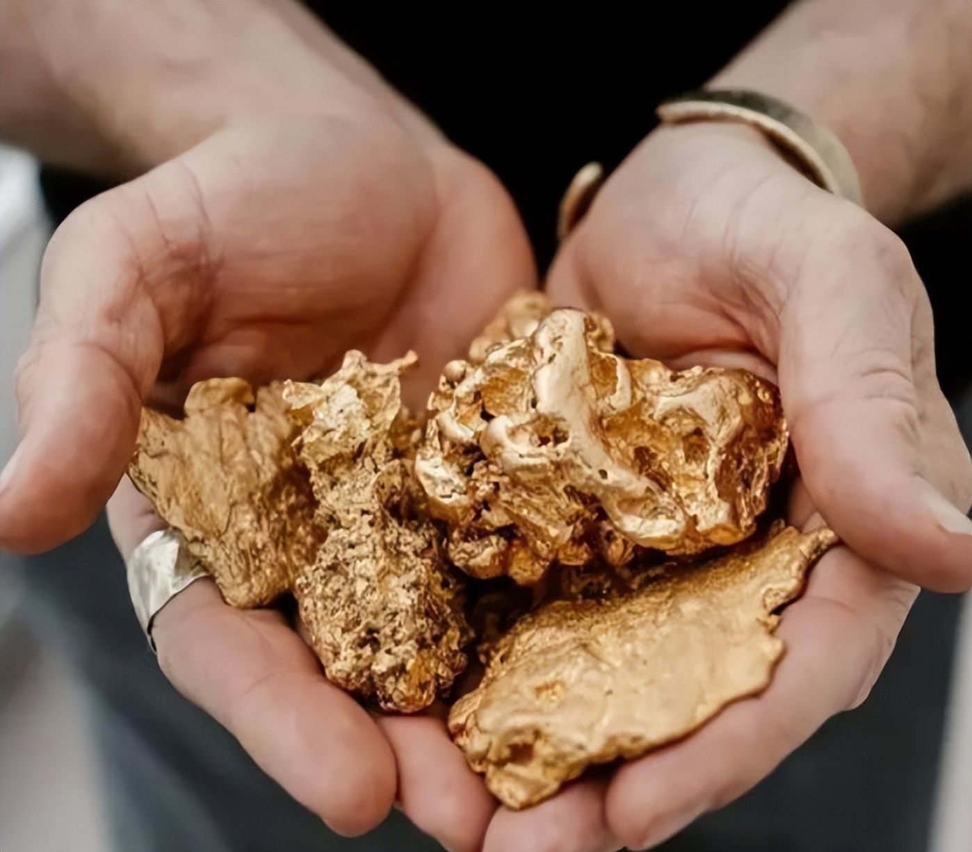 福建海边出现神秘金片，遭渔民哄抢一空，专家调查后：金片不简单