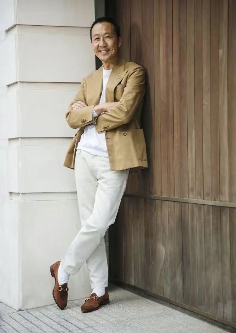 男生夏天应该穿短袖还是背心,五十六岁的男士要穿多大标准短袖