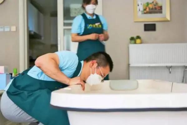 帮老人洗澡多少钱一天,帮老人洗澡这个生意可以做吗