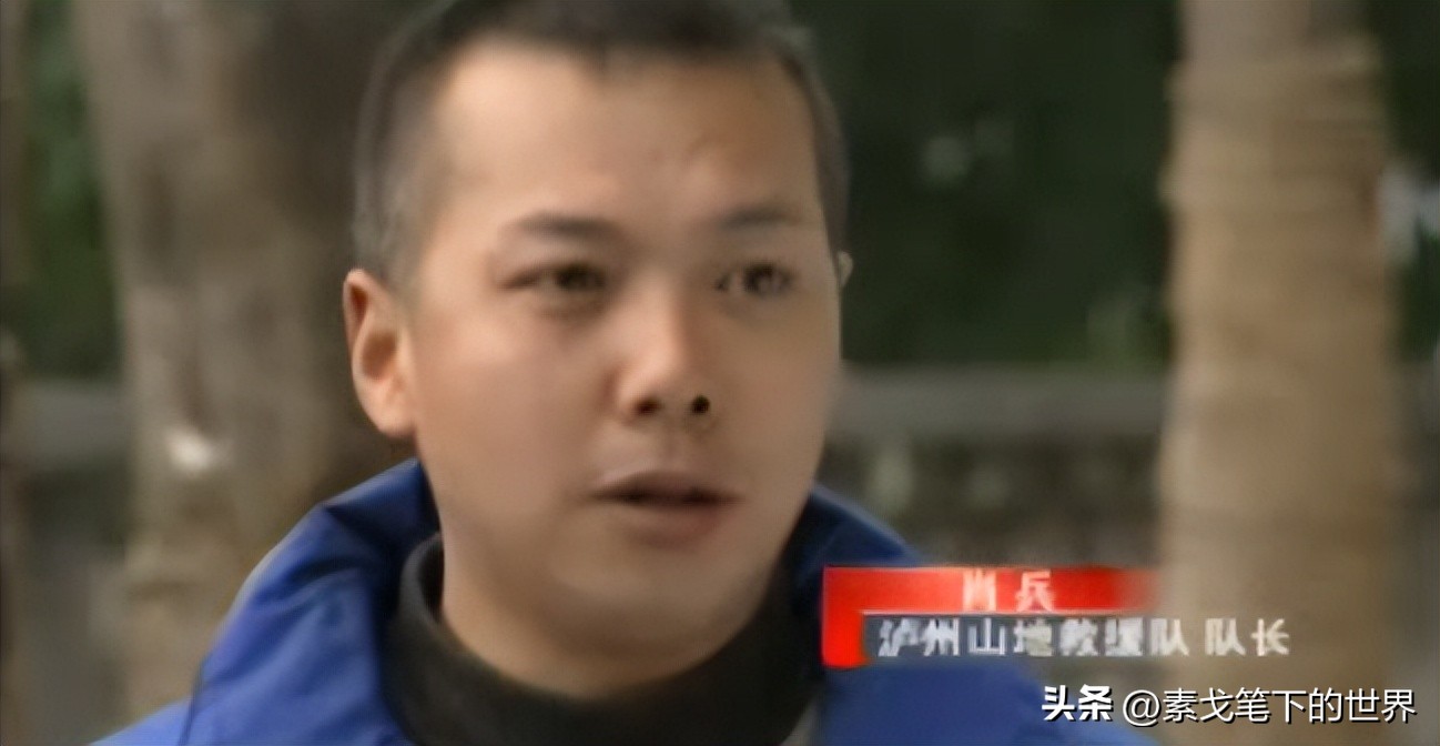 男子捡400只流浪狗,四川男子从路边捡来黑狗完整版