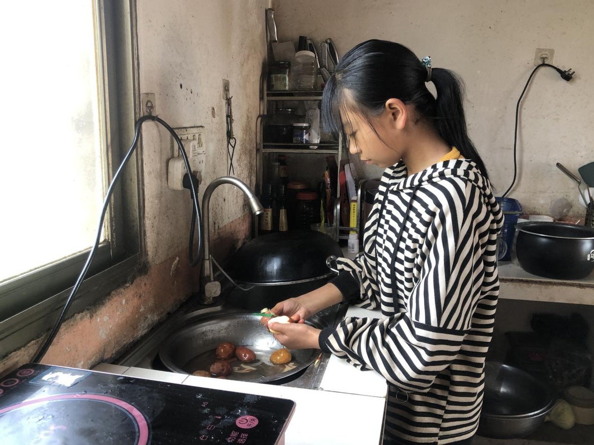 农村女孩被养母虐待,七岁留守女孩惨遭奶奶长期虐待