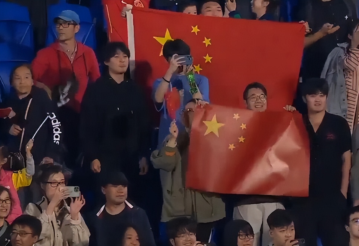 中国球迷为国足欢呼,中国球迷为国足助威视频