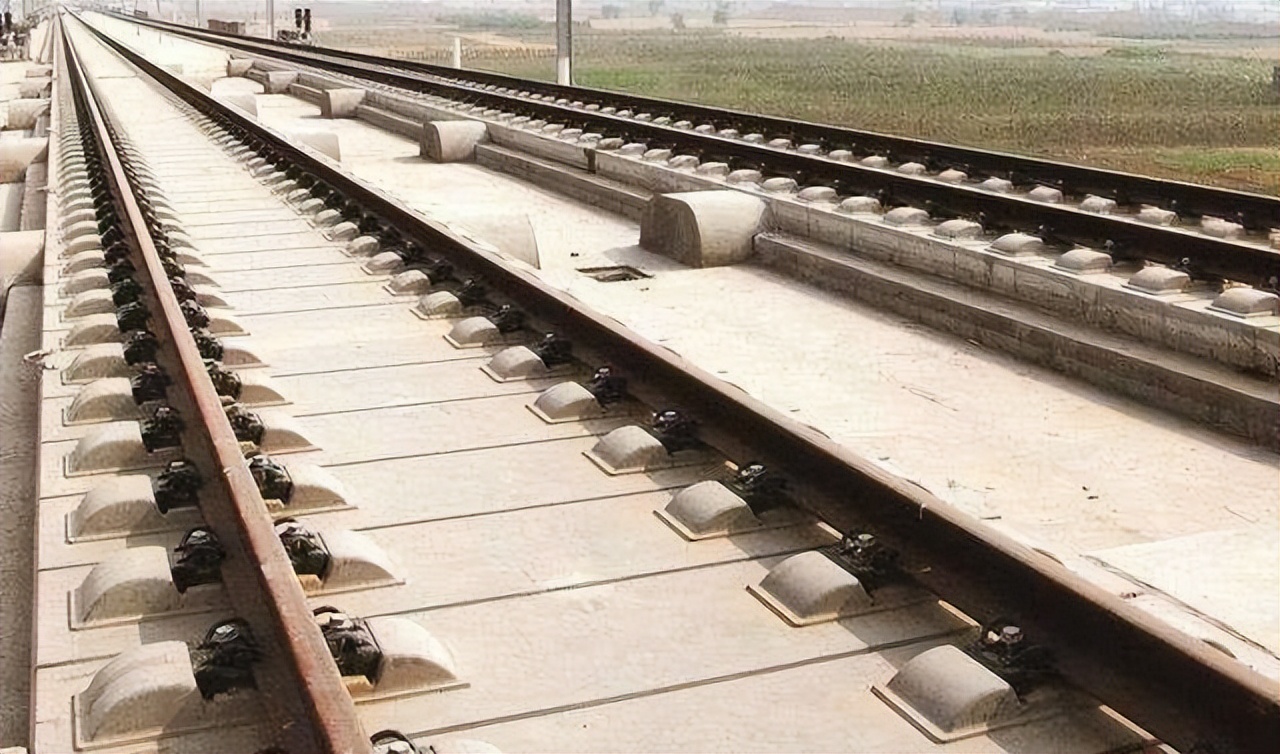 无缝钢轨防止热胀冷缩的原因,无缝钢轨如何解决热胀冷缩