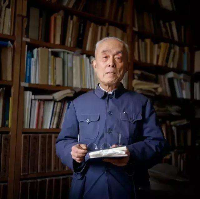 当年“小平您好”4字横幅：横幅用的是床单，笔用的是抹布