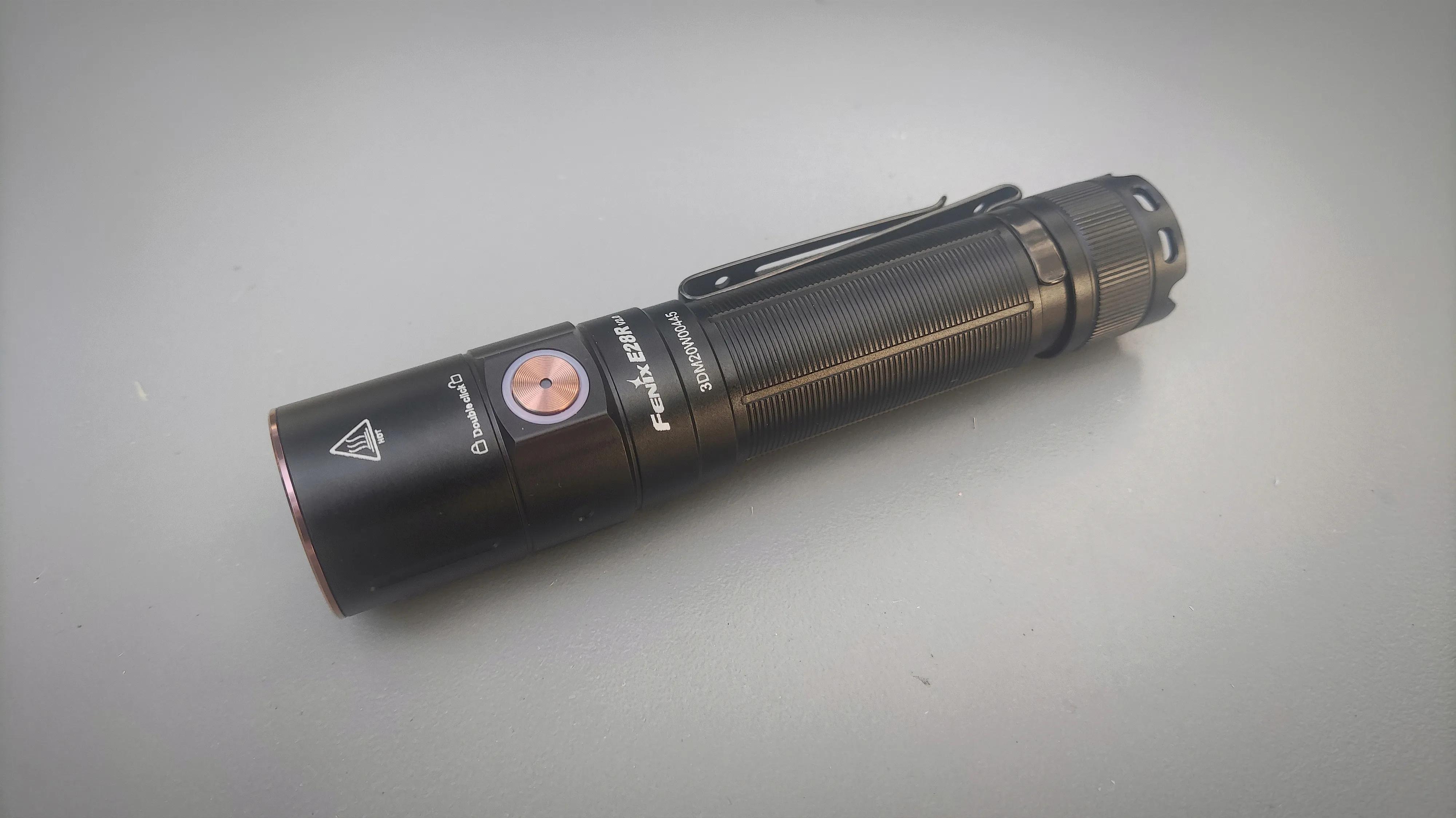 经典新升级，全能EDC便携直充小直——菲尼克斯E28Rv2.0手电评测