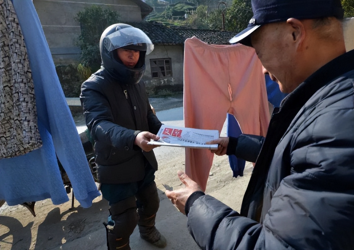 杜登文：当邮政员月收入1400元，是什么支撑他从事这份工作33年？