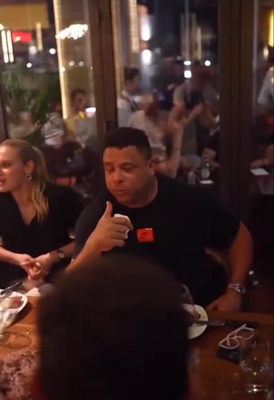 罗纳尔多请巴西队吃烤肉撒盐哥,大罗请巴西队吃牛排撒盐哥