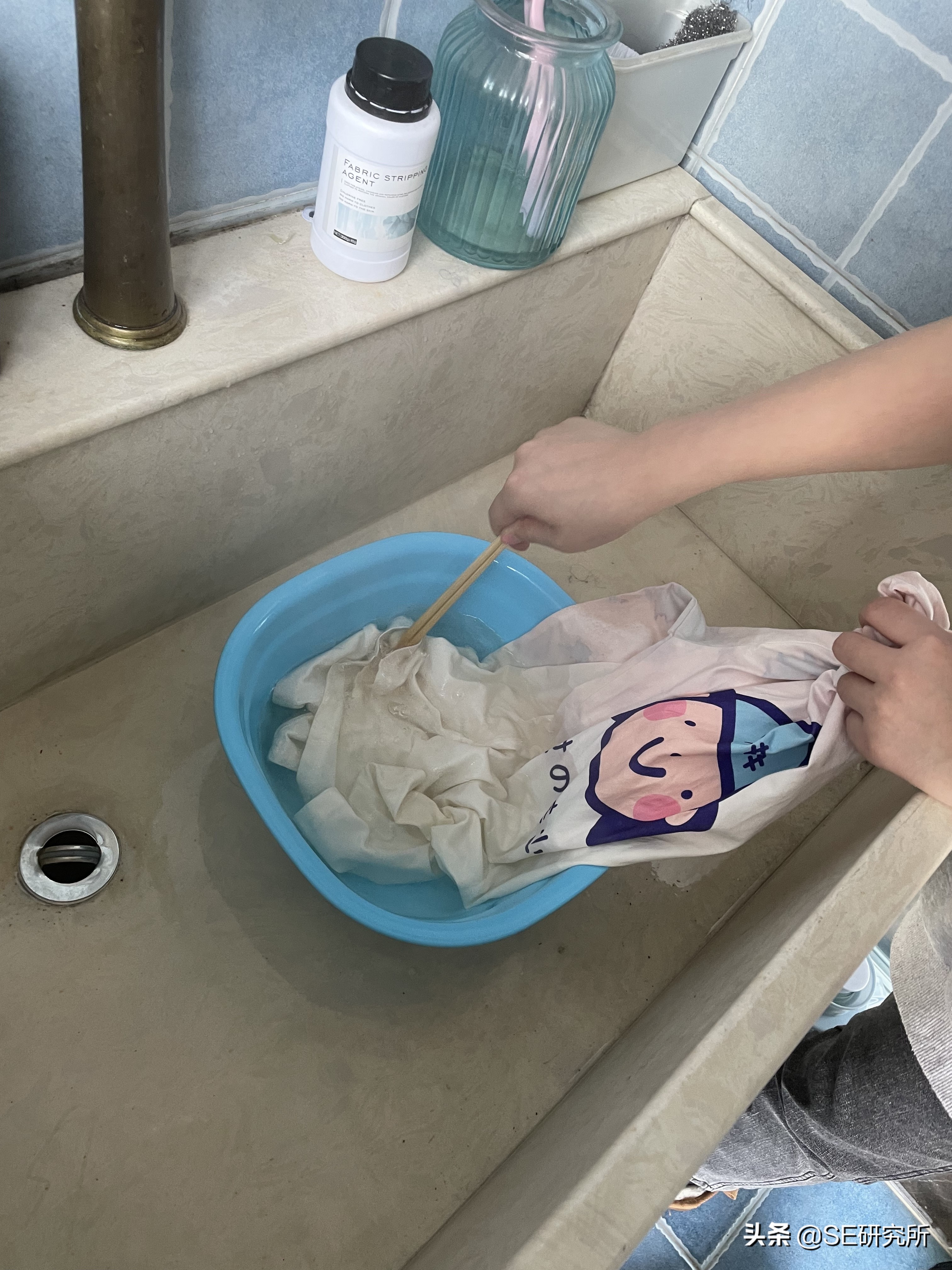 白色衣服漂白水变粉红了,白色衣服漂白后变粉红怎么回事