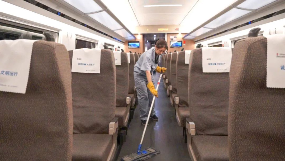 高铁干净整洁视频,为什么高铁那么舒适