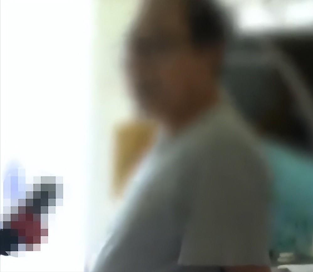 男子在臭水沟捡到一只乌龟,男子在河边捡到两只大乌龟