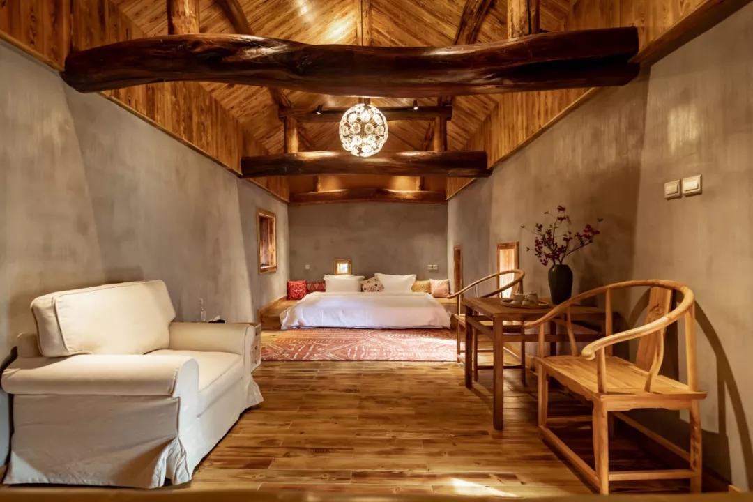 神仙眷侣辞掉高薪工作，爆改废弃山谷，悬崖高空造无边恒温泡池