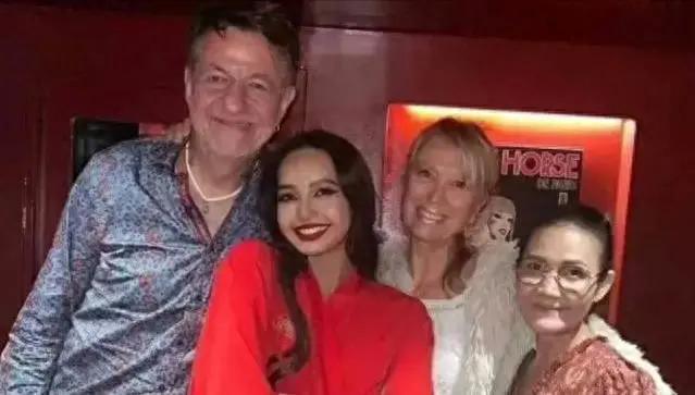 Lisa操作再引热议！晒大尺度照片、妆容变回泰妹，粉丝心疼其