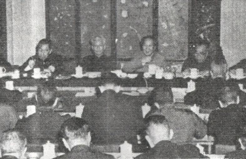 1957年，一张苏联交通宣传画被带到北京，毛*东泽**：纠正违章先敬礼
