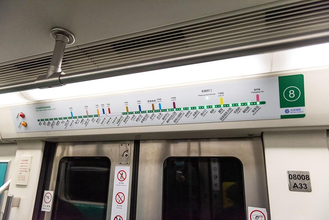 地铁到站为什么有时开一侧的车门,地铁车门开错方向风险