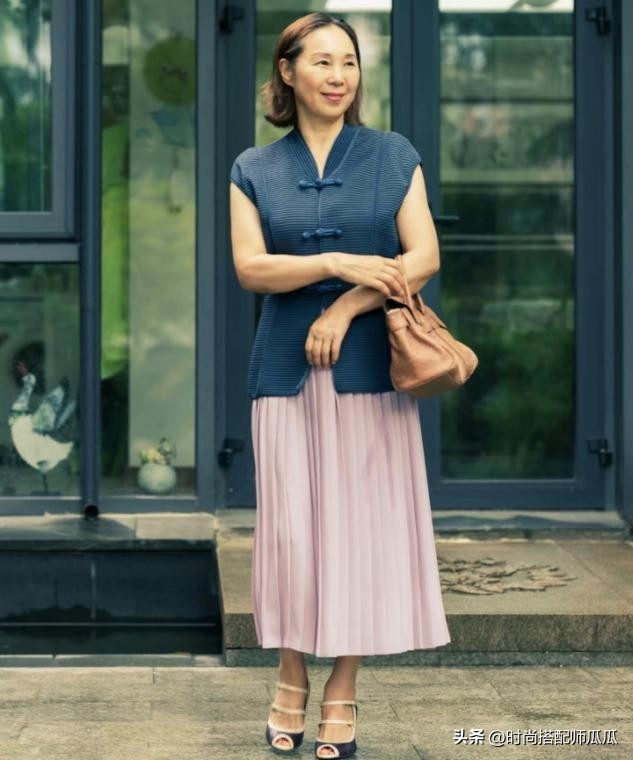 过了五十岁穿三种颜色洋气显白,中年适合穿什么色显瘦