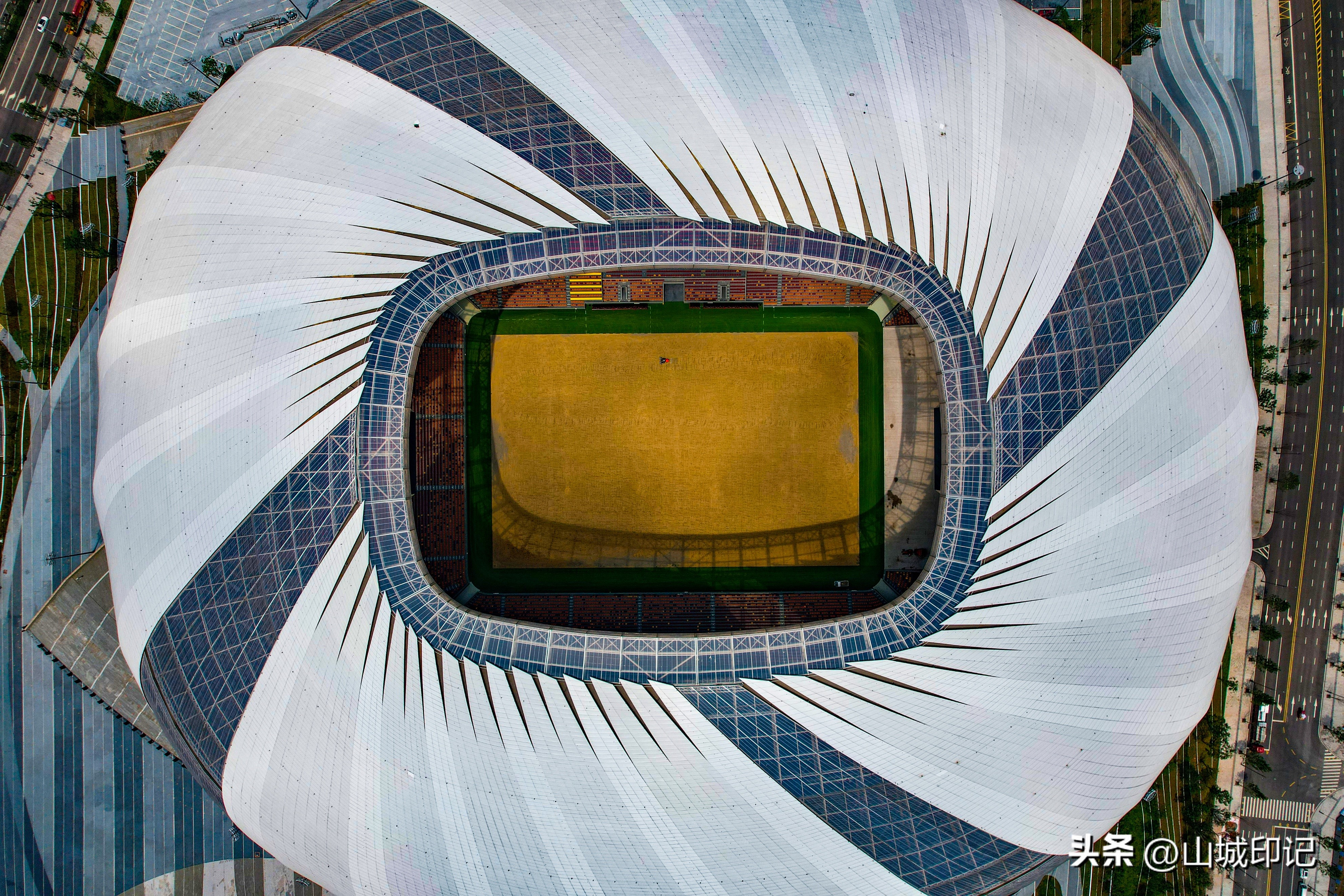 龙兴足球场是重庆首个专业足球场,龙兴足球场演唱会看台最好位置