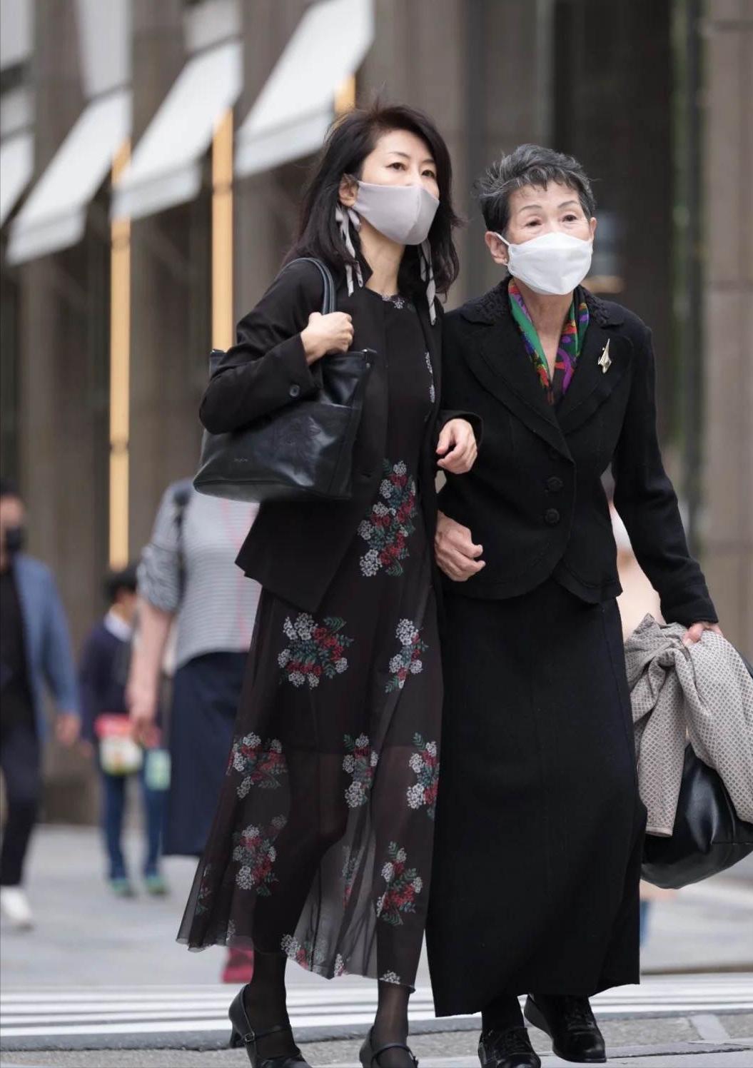 被街拍惊艳了,日本老人穿搭街拍