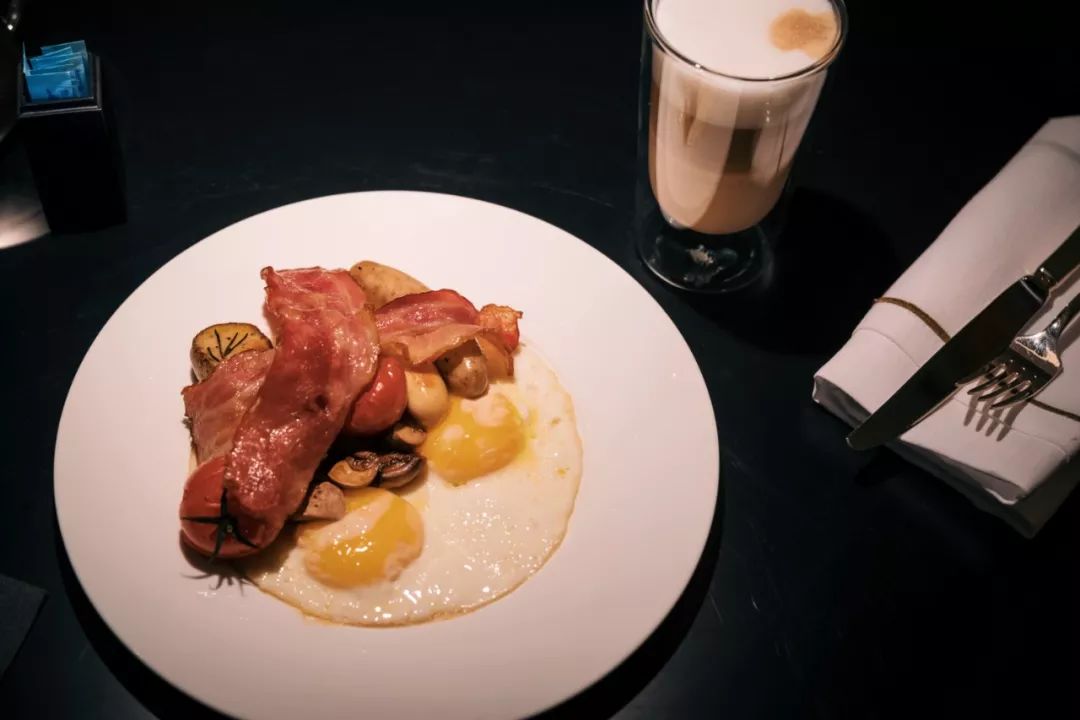 配备一星米其林黑珍珠餐厅,比米其林黑珍珠高端的餐厅