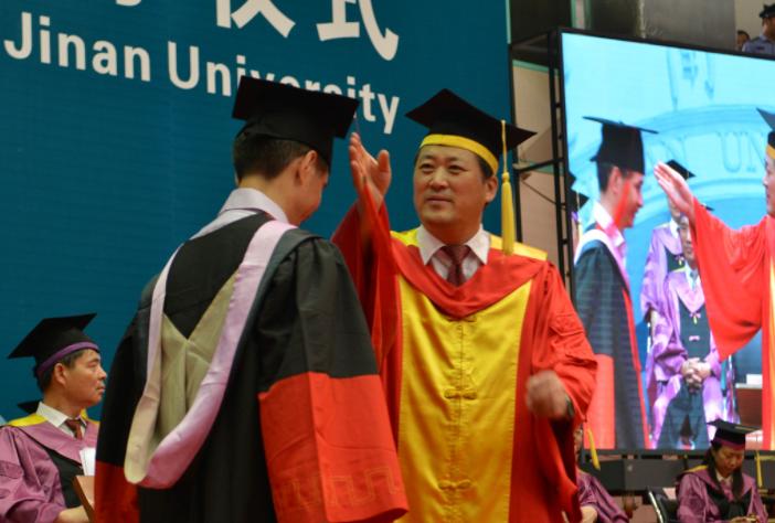 985高校副教授薪资,上海交大资深教授年薪多少