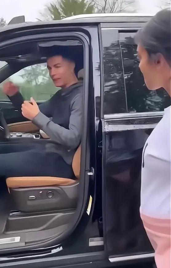 c罗女友乔治娜晒一家人沙滩合照,c罗女友乔治娜劳斯莱斯