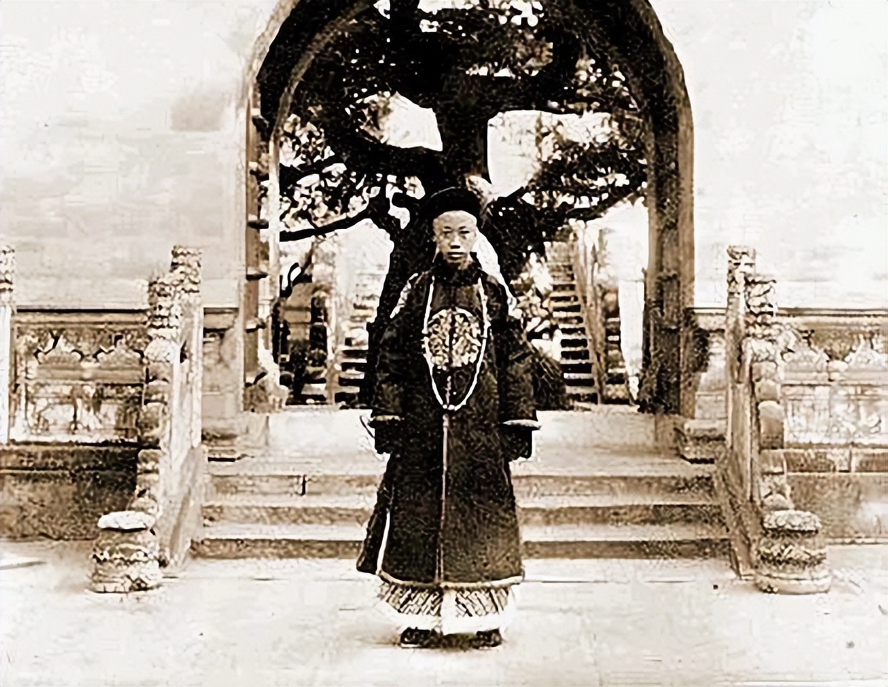 07年清宫3吨重“龙床”现身,专家称来历不简单,收藏者:5亿就卖